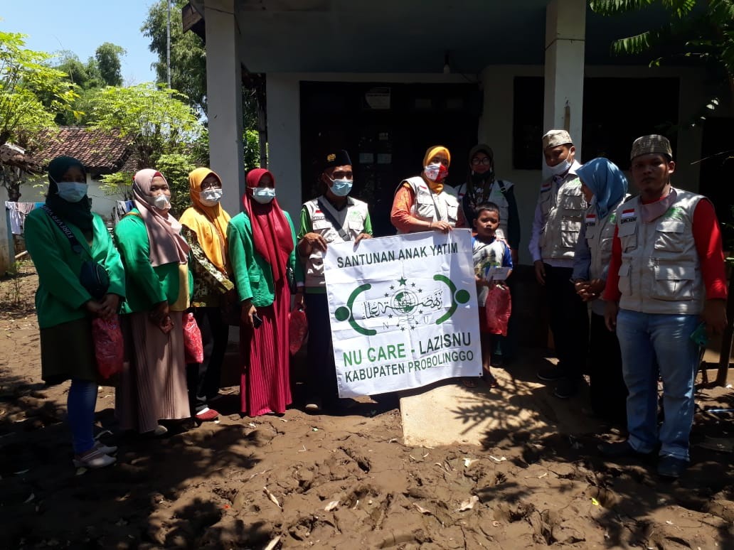 Fatayat NU dan Lazisnu Probolinggo Santuni Yatim dan Lansia Korban Banjir Dringu